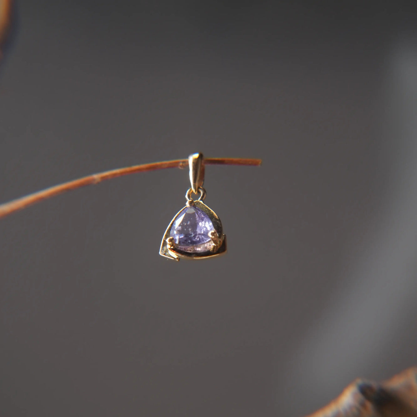 18K gold pendant with triangular blue sapphire, luxury Eclat d'or jewelry