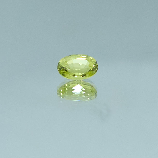 Oval cut yellow-green sapphire gemstone for Eclat d'or luxury jewelry collection