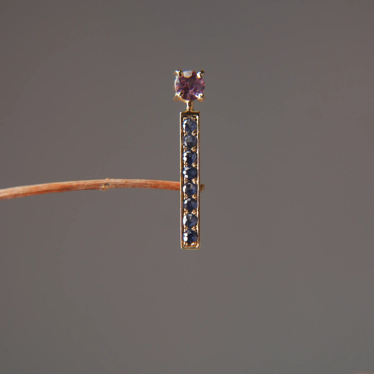 18K gold pendant with a ruby and vertical sapphire gemstones, luxury Eclat d'or jewelry
