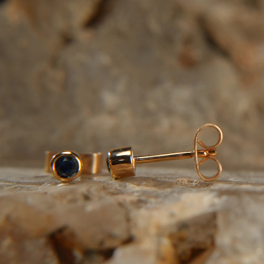 Gold stud earring with deep blue sapphire on stone, Eclat d'or fine jewelry