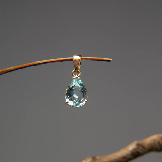 18K gold pendant with pear-shaped blue beryl gemstone, luxury fine jewelry by Eclat d'or