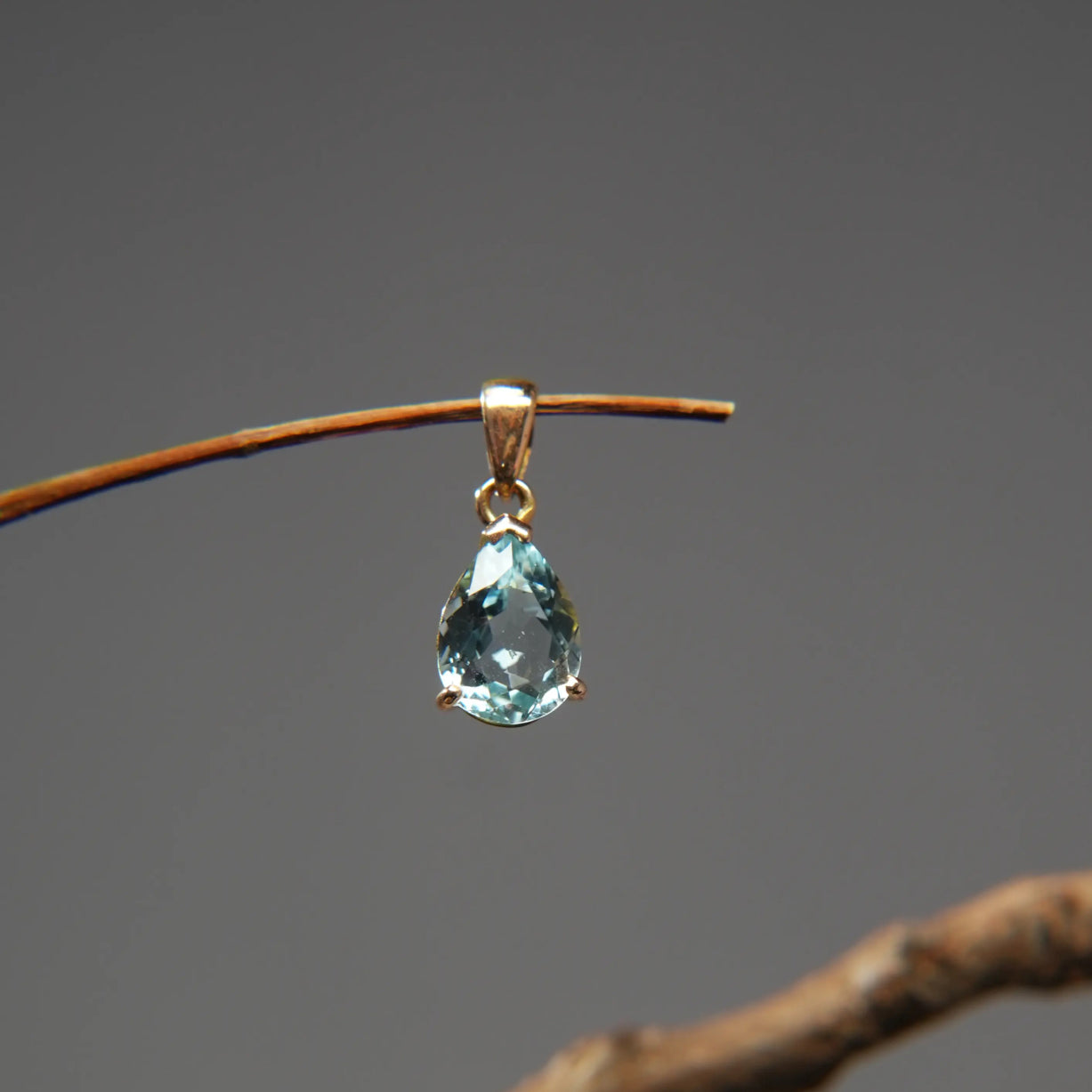 18K gold pendant with pear-shaped blue beryl gemstone, luxury jewelry by Eclat d'or