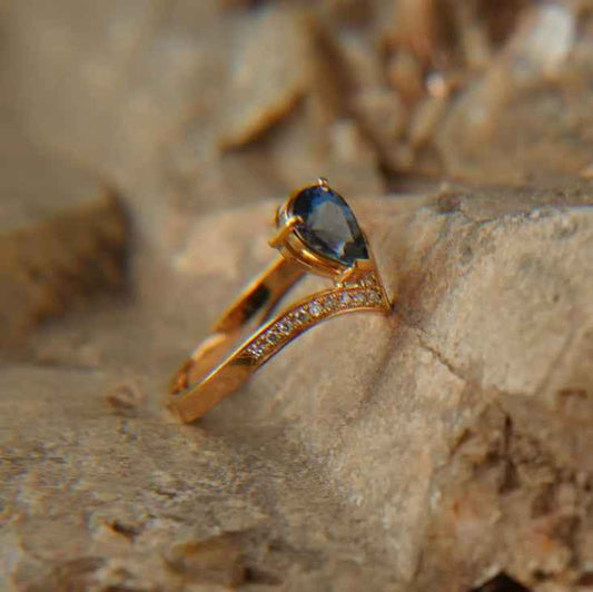 18k gold ring with pear-shaped blue gemstone and diamonds, luxury jewelry by Eclat d'or