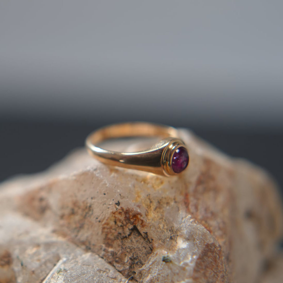 18k gold ring with a round pink sapphire, luxury Eclat d'or jewelry on stone
