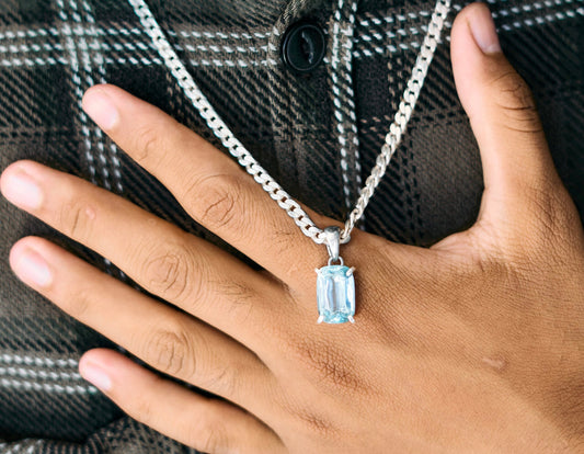 Le collier en argent maille gourmette avec son pendentif Beryl