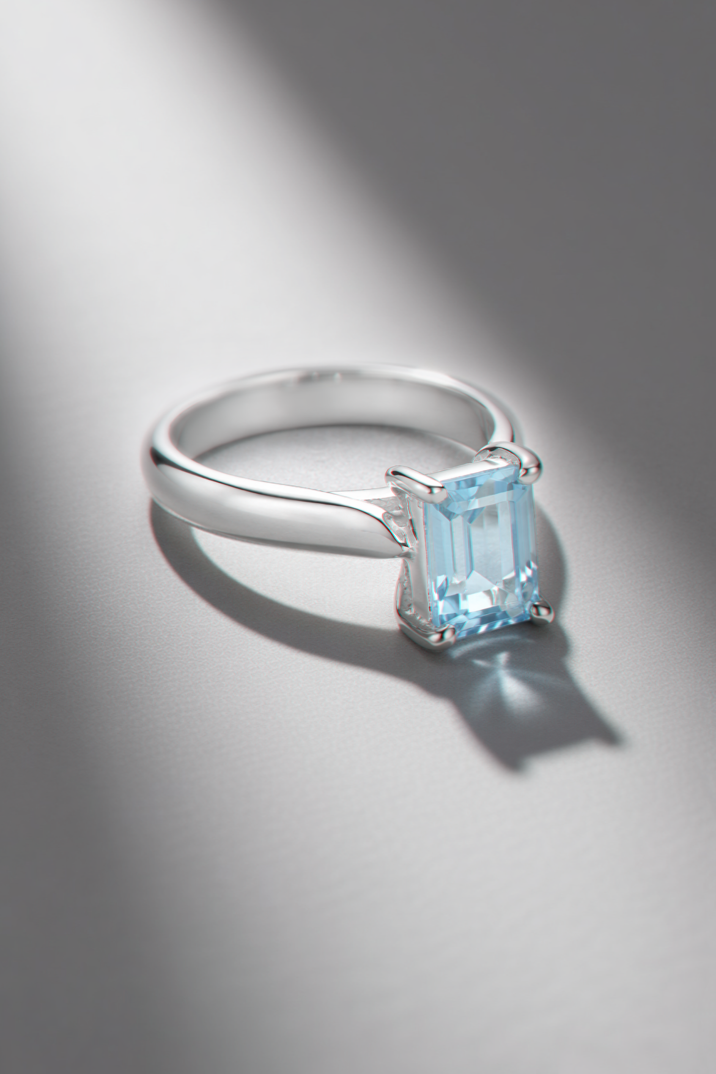 Bague en argent avec une pierre d'aigue-marine bleue claire, design élégant par Eclat d'or, vue de face sur fond neutre.