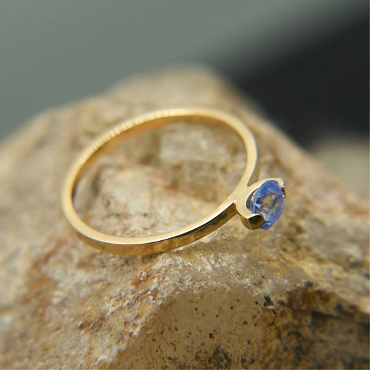 Bague en or 18K avec son saphir bleu ronde