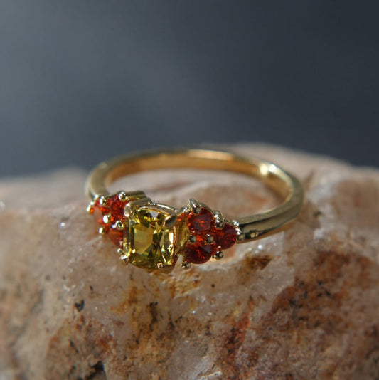 Pendentif en Or 18K – Saphir jaune et Grenats hessonites