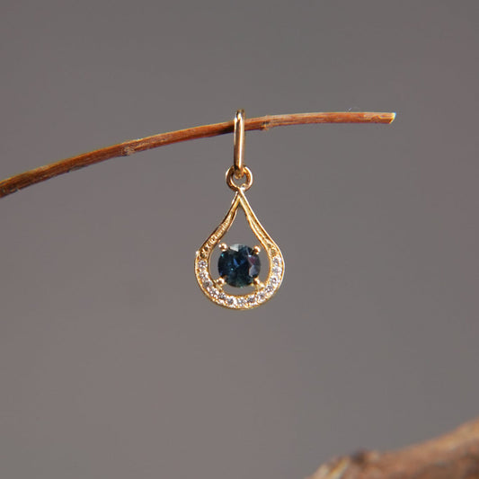 18K gold pendant – Blue sapphire surrounded by diamonds