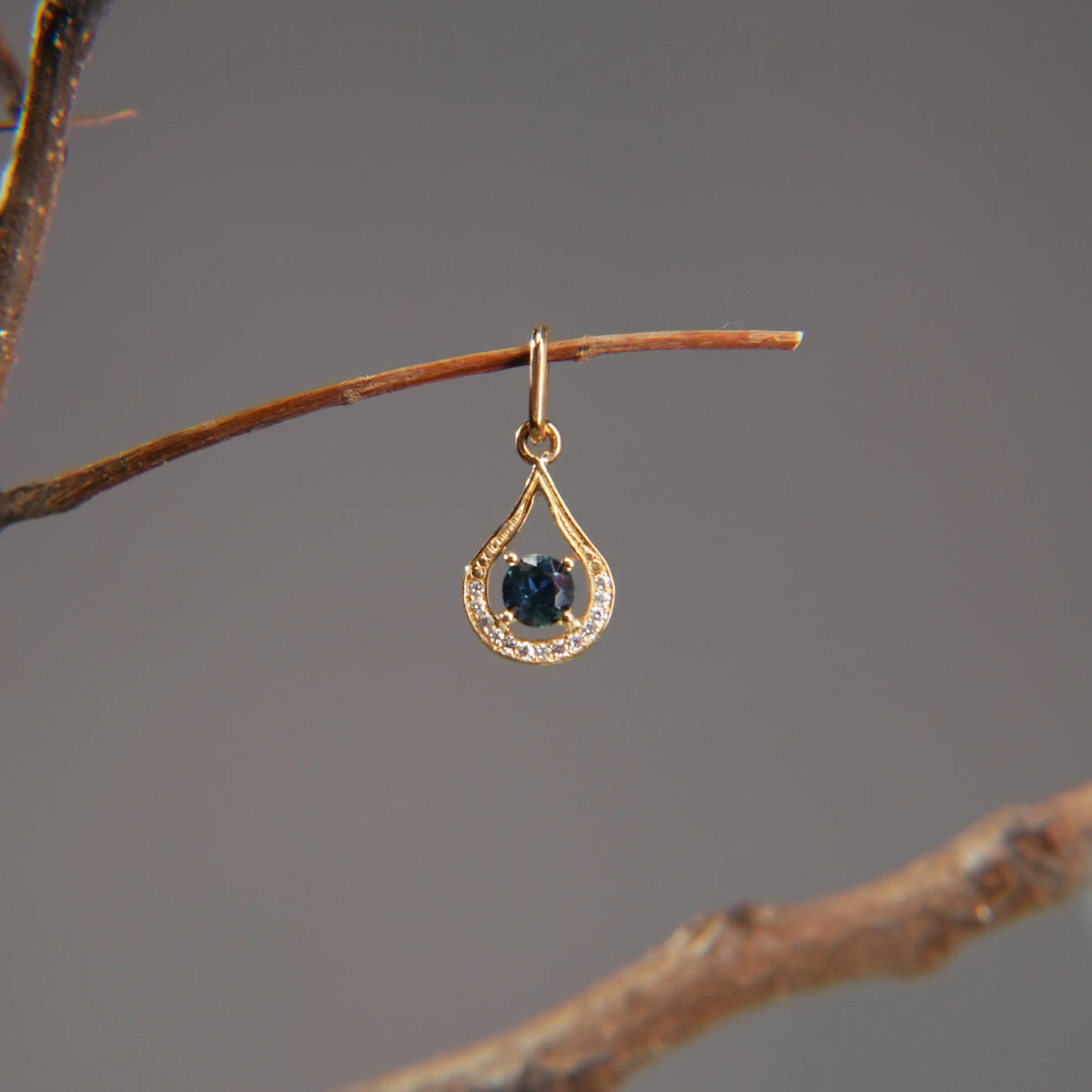18K gold pendant – Blue sapphire surrounded by diamonds