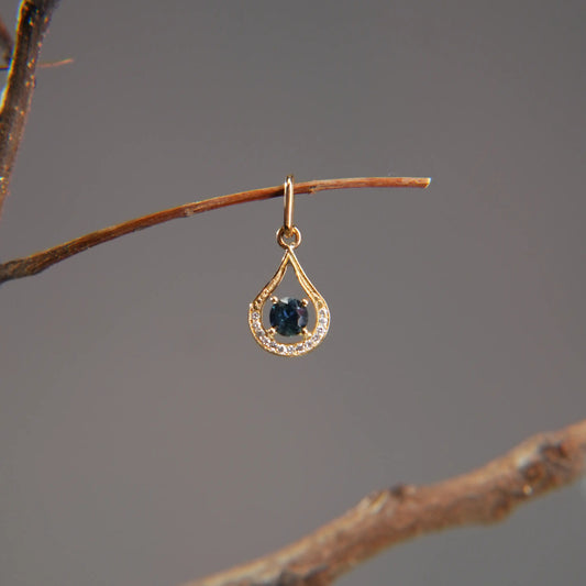 18K gold pendant – Blue sapphire surrounded by diamonds