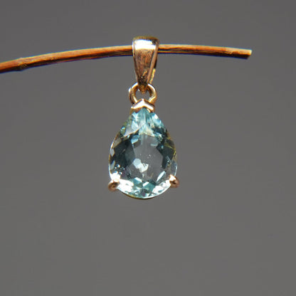 18K Gold Pendant – Beryl in a Teardrop Shape