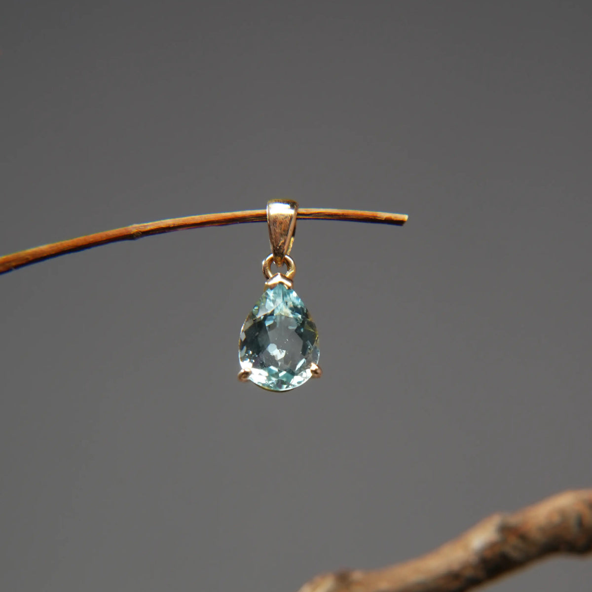 18K Gold Pendant – Beryl in a Teardrop Shape