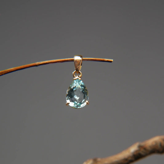 18K Gold Pendant – Beryl in a Teardrop Shape