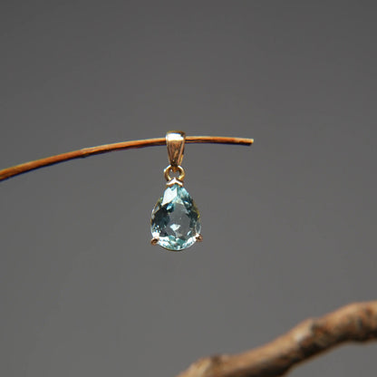 18K Gold Pendant – Beryl in a Teardrop Shape