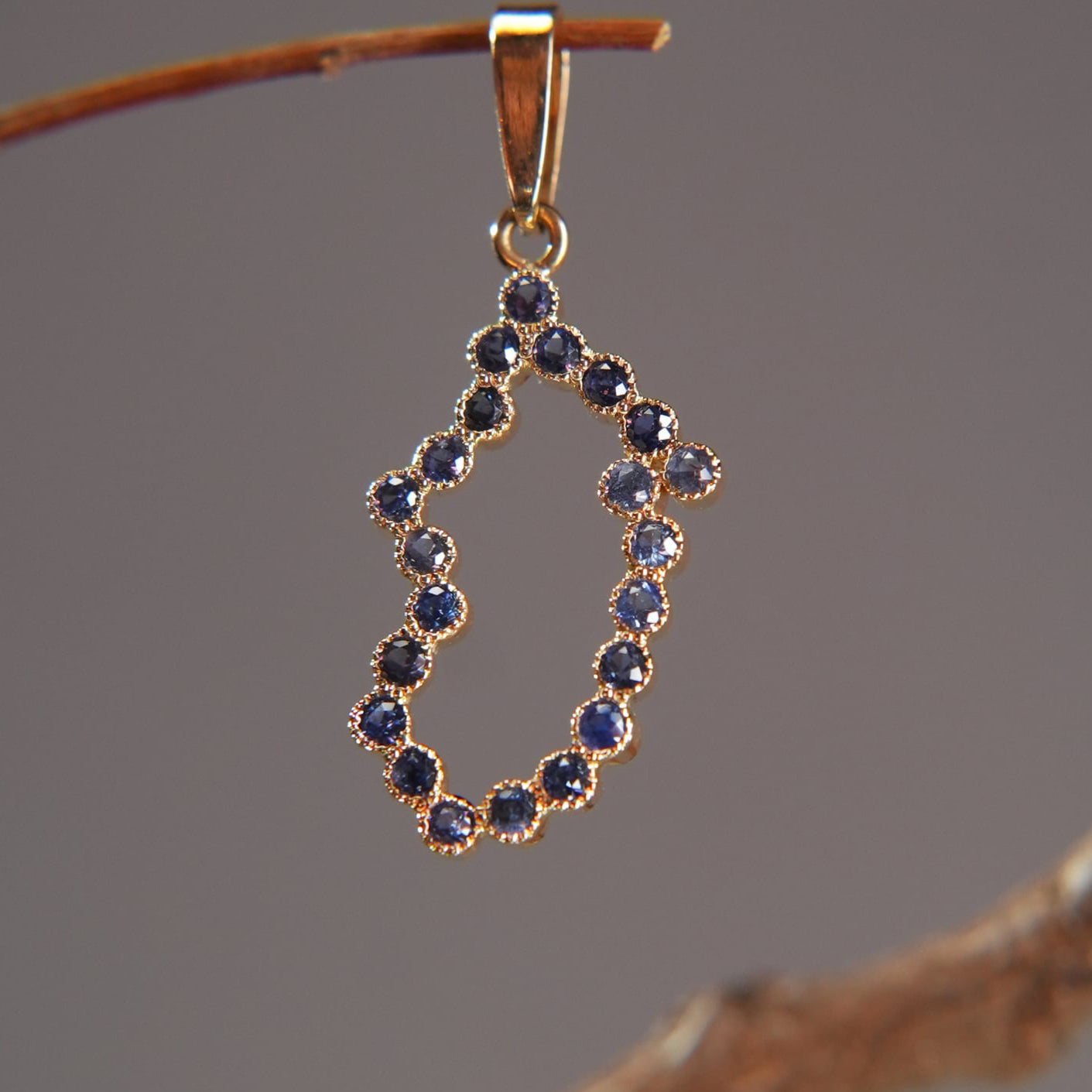 18K Gold Pendant – Blue Sapphire, Madagascar Island