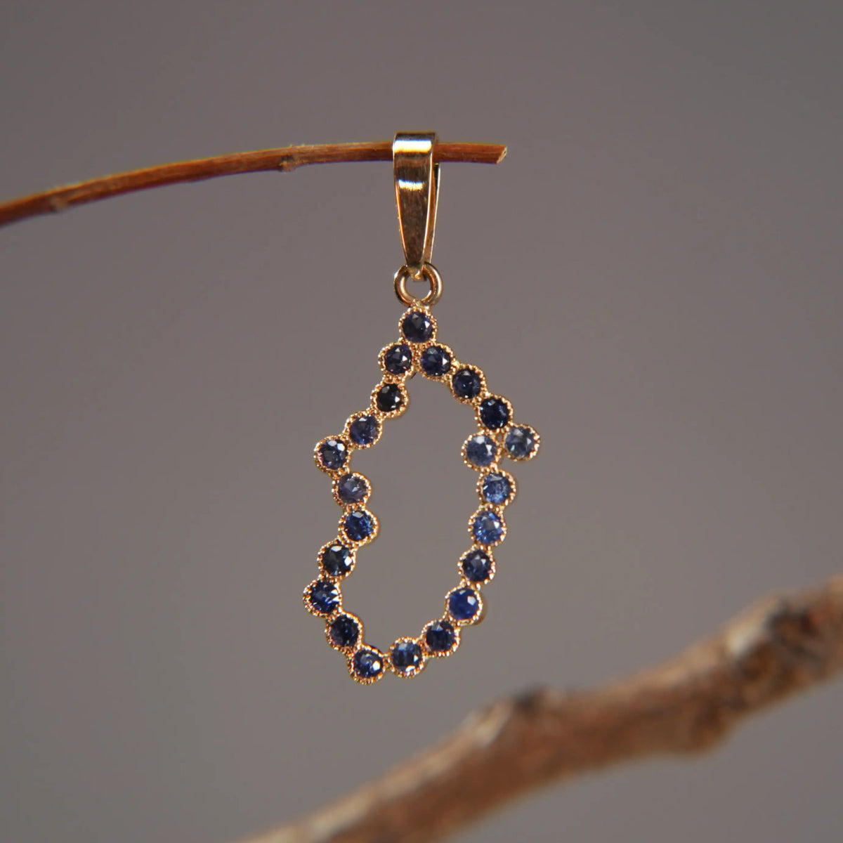 18K Gold Pendant – Blue Sapphire, Madagascar Island