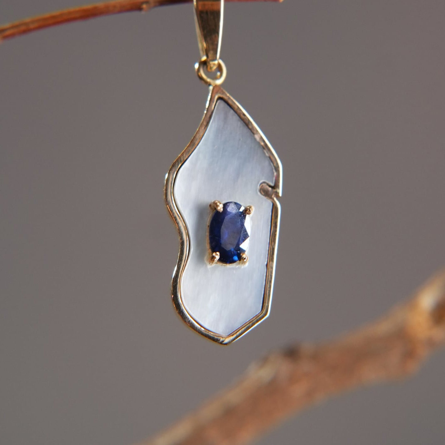 Pendant – Madagascar Island, Mother-of-Pearl &amp; Blue Sapphire