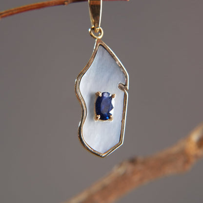 Pendant – Madagascar Island, Mother-of-Pearl &amp; Blue Sapphire