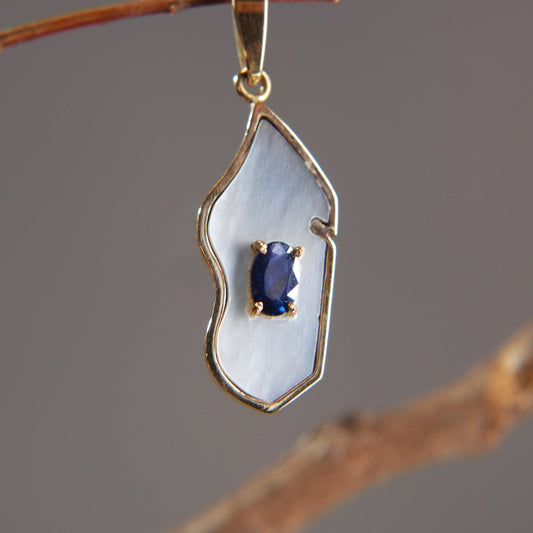 Pendant – Madagascar Island, Mother-of-Pearl &amp; Blue Sapphire