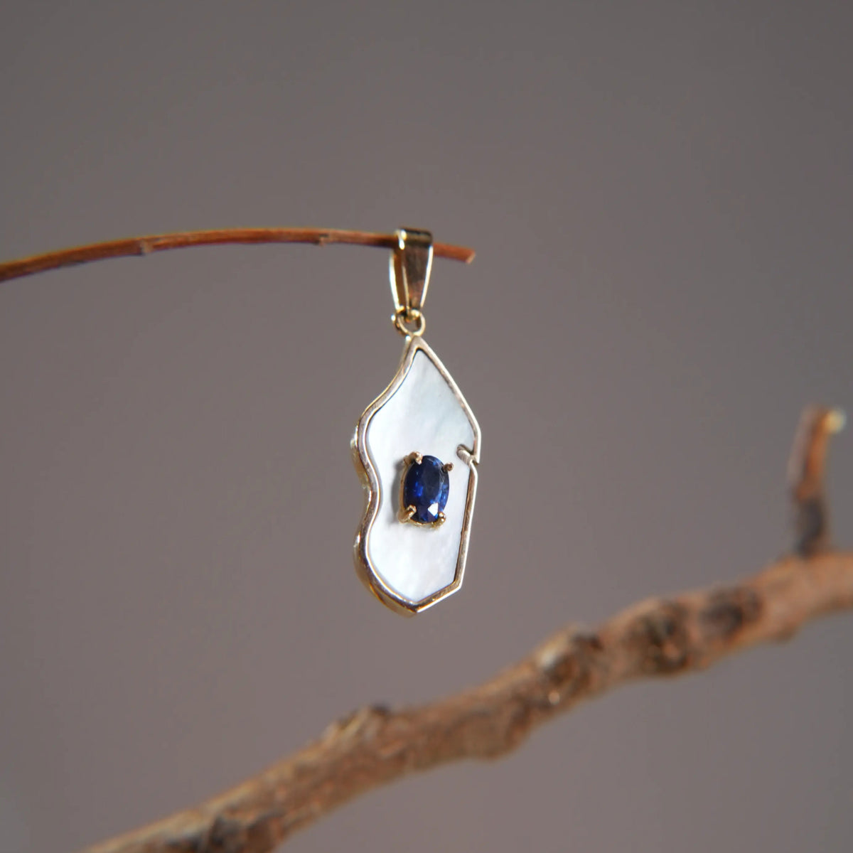Pendant – Madagascar Island, Mother-of-Pearl &amp; Blue Sapphire