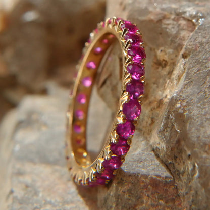 18K Gold Wedding Band – Eternal Ruby