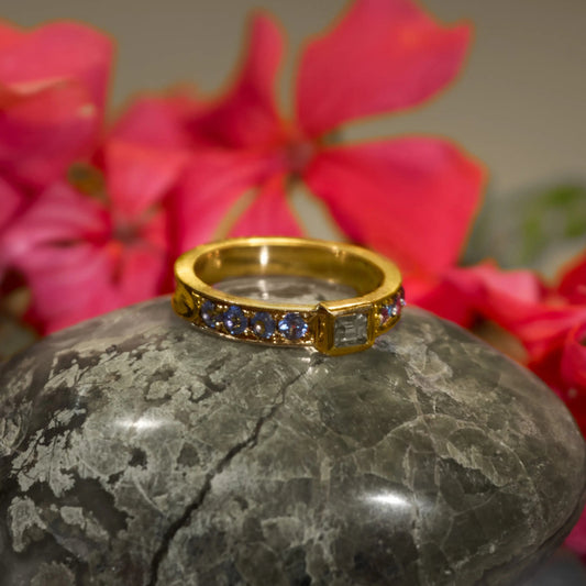 Bague – 8 Saphirs bleu et 1 Saphir jaune central