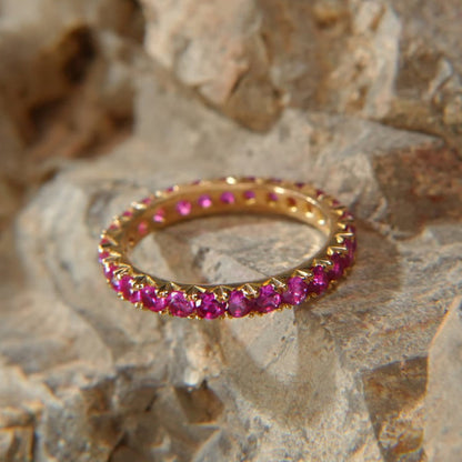 18K Gold Wedding Band – Eternal Ruby