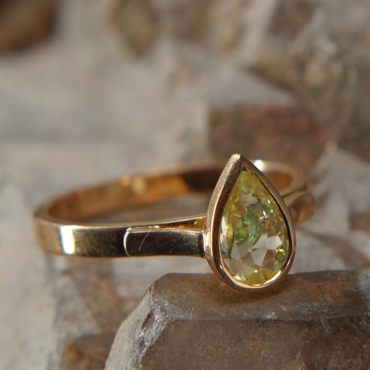 Bague en or 18K – Saphir jaune et Tsavorite, éclat rare