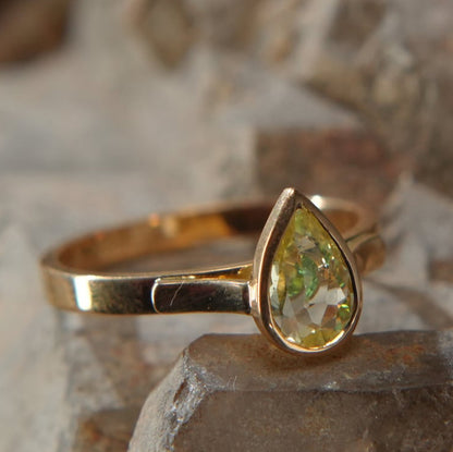 Bague en or 18K – Saphir jaune et Tsavorite, éclat rare