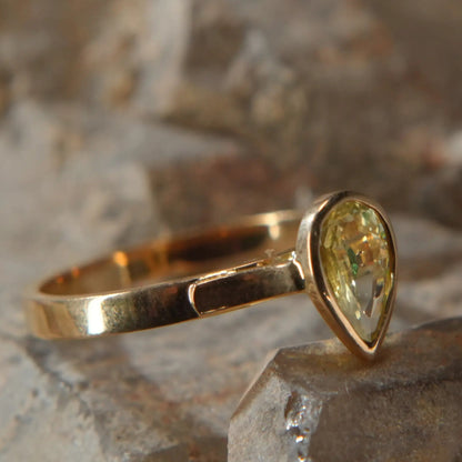 Bague en or 18K – Saphir jaune et Tsavorite, éclat rare