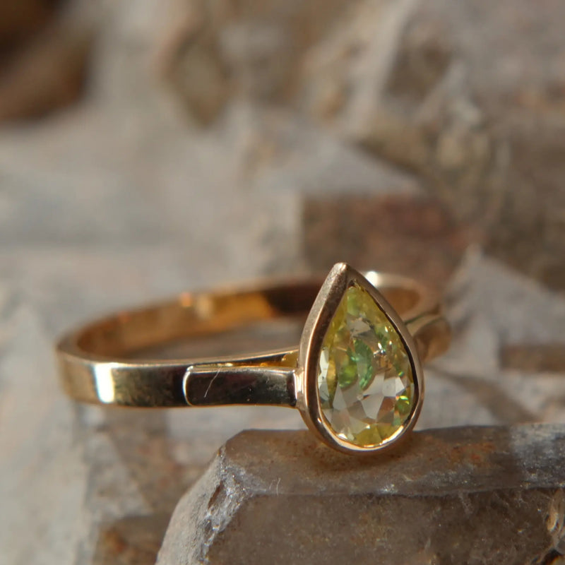 Bague en or 18K – Saphir jaune et Tsavorite, éclat rare