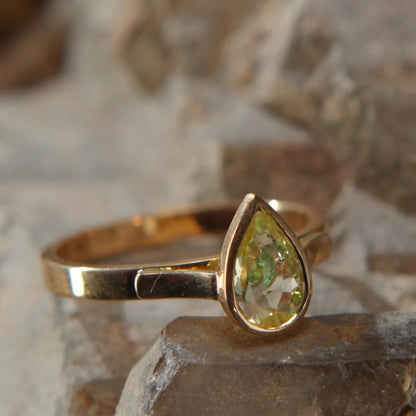 Bague en or 18K – Saphir jaune et Tsavorite, éclat rare