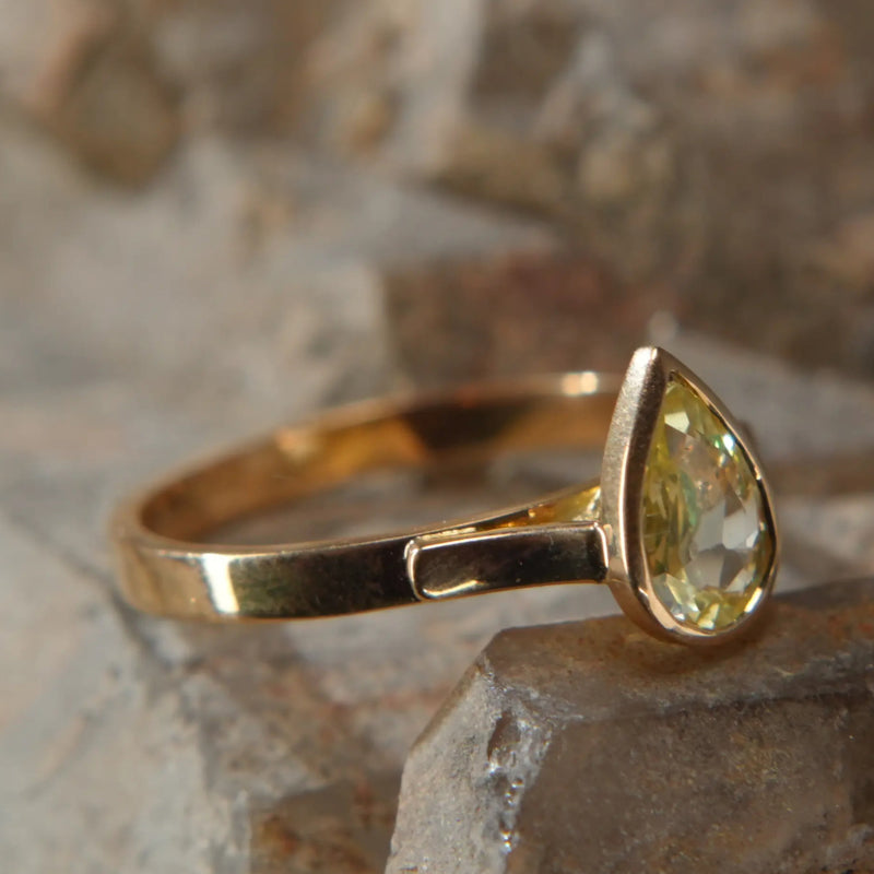 Bague en or 18K – Saphir jaune et Tsavorite, éclat rare