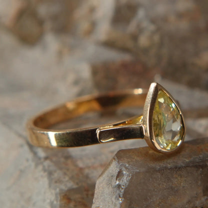 Bague en or 18K – Saphir jaune et Tsavorite, éclat rare
