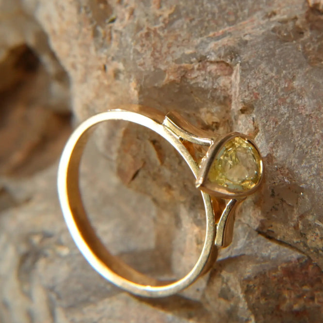 Bague en or 18K – Saphir jaune et Tsavorite, éclat rare