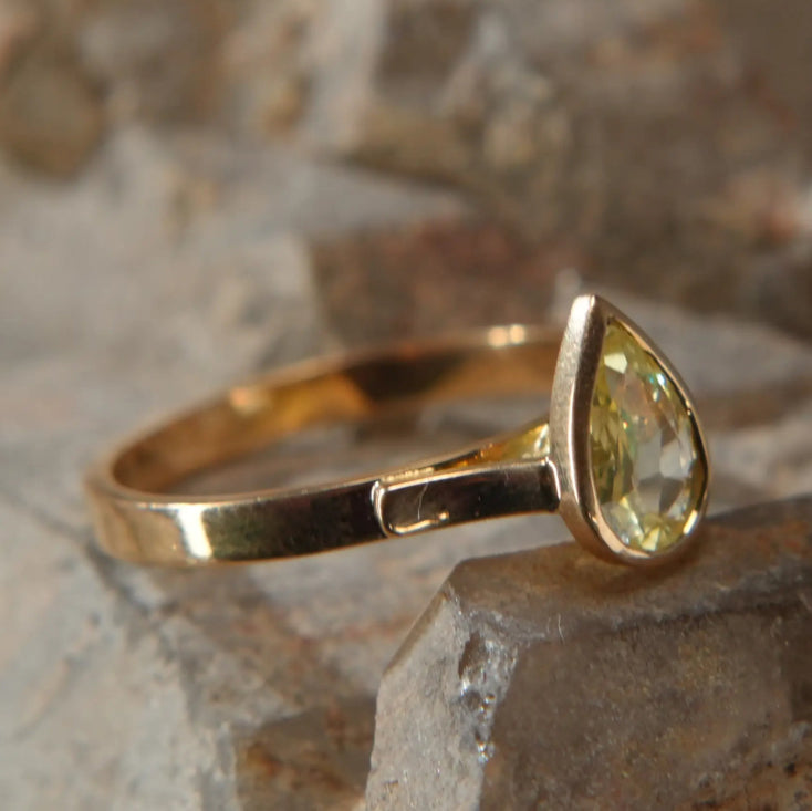 Bague en or 18K – Saphir jaune et Tsavorite, éclat rare