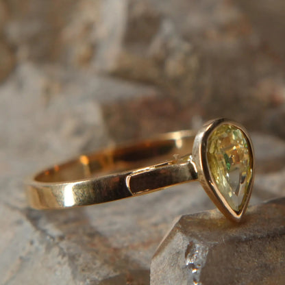 Bague en or 18K – Saphir jaune et Tsavorite, éclat rare