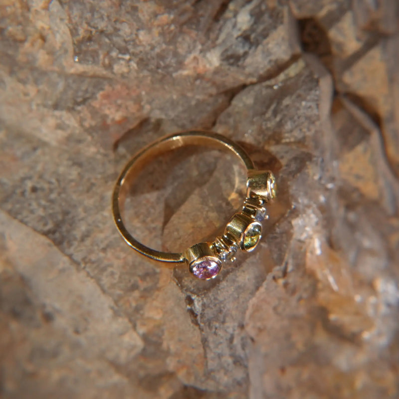 Bague en or 18K – Saphirs multicolores, harmonie éclatante