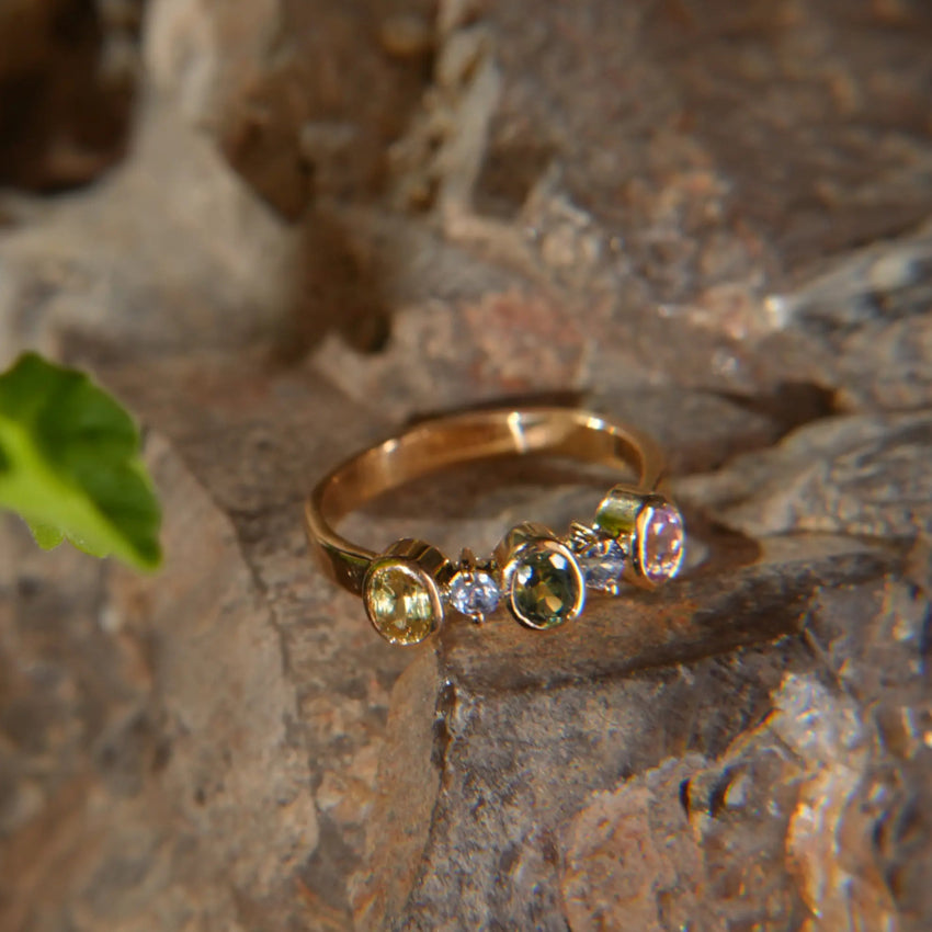 Bague en or 18K – Saphirs multicolores, harmonie éclatante