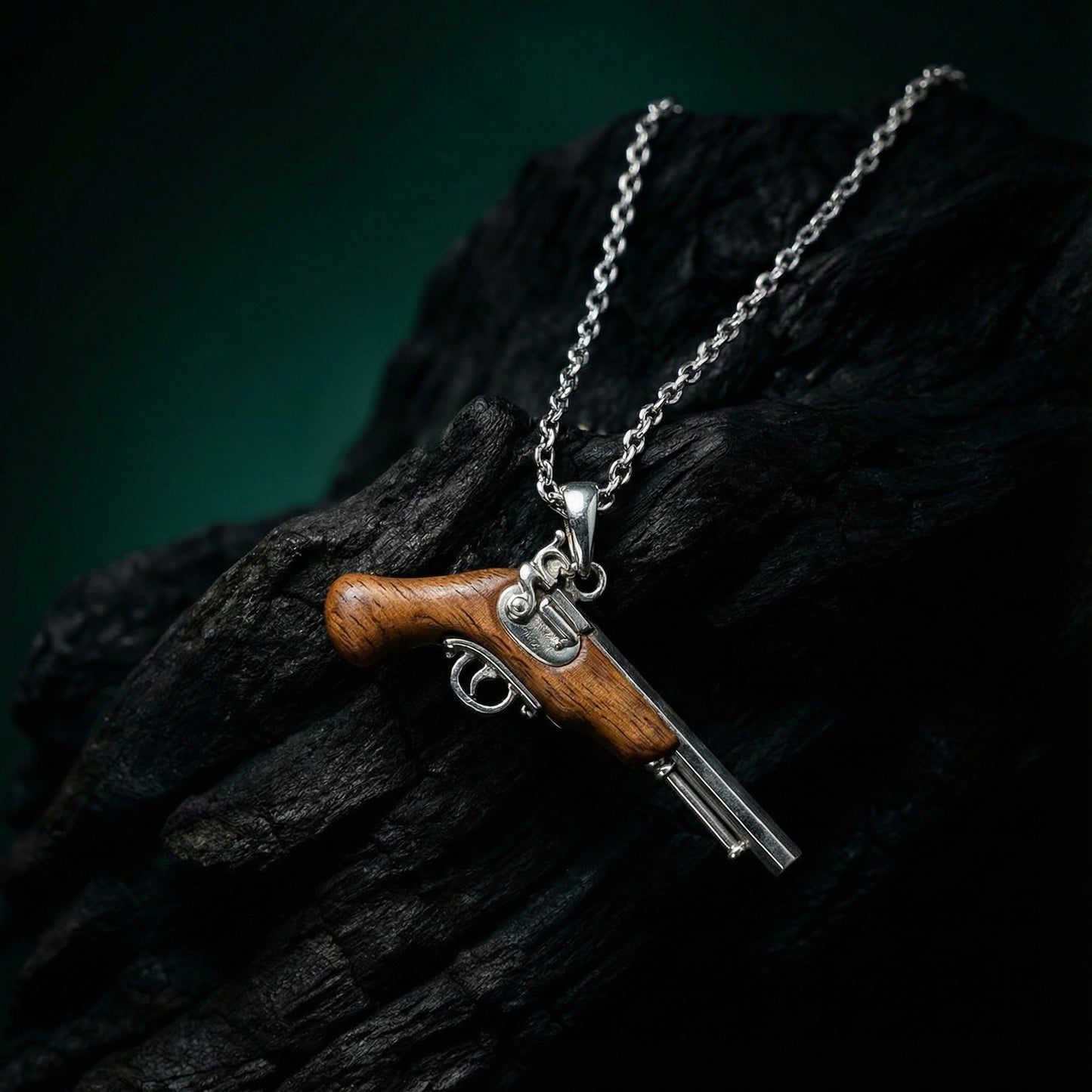 Collier avec pistolet silex