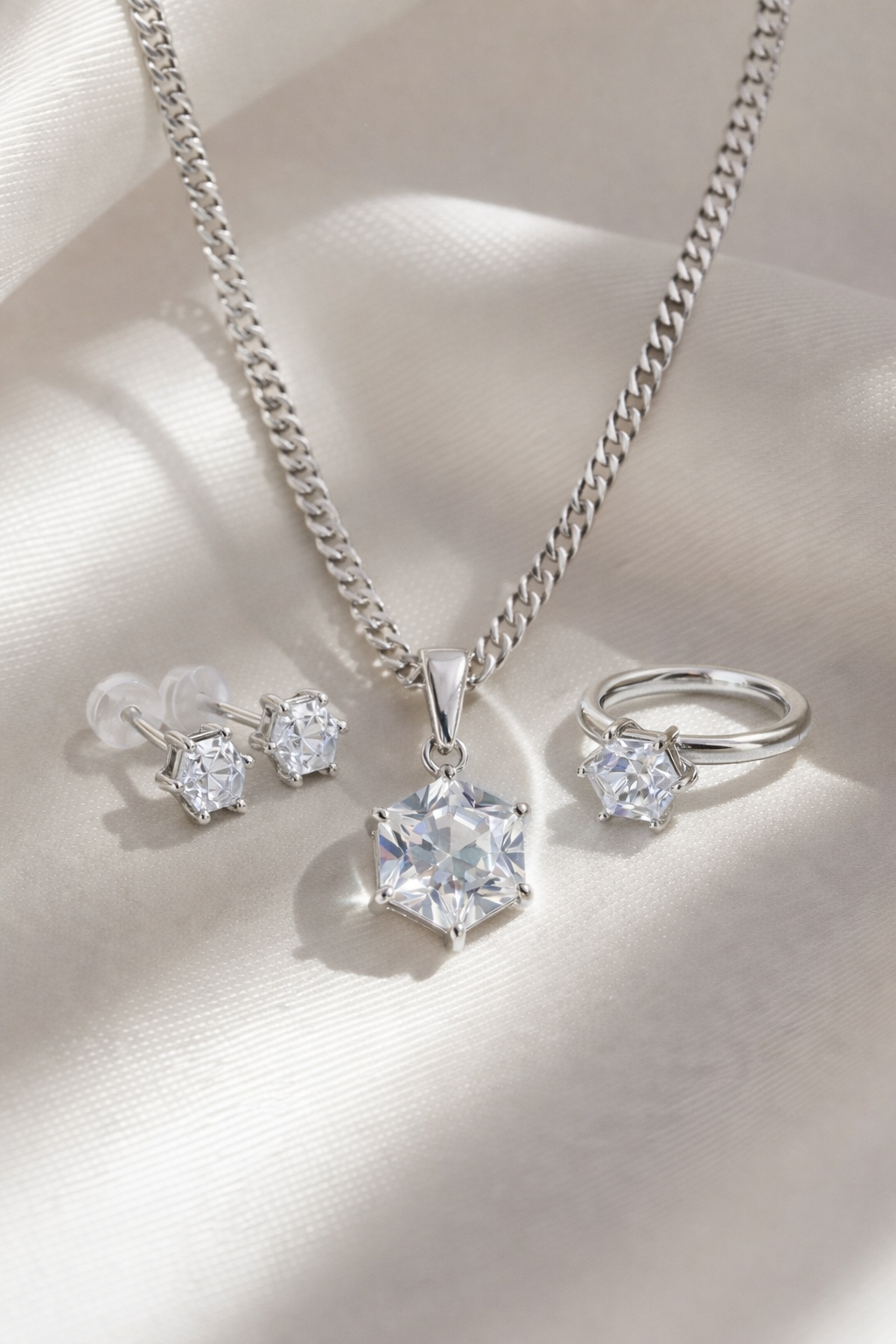 Parure en argent avec pierre de lune, comprenant collier et boucles d'oreilles, bijou élégant de la marque Eclat d'or