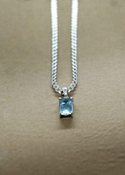 Le collier en argent maille gourmette avec son pendentif Beryl