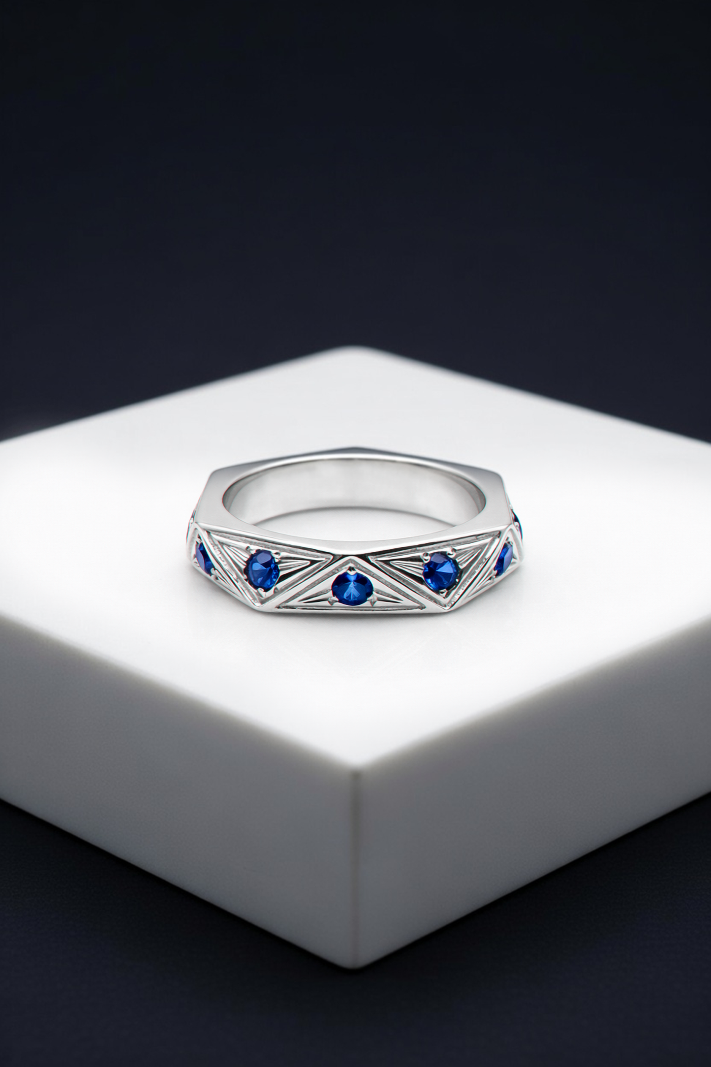 Bague en argent Eclat d'or avec un saphir bleu brillant, élégante bague fine sur un fond neutre.