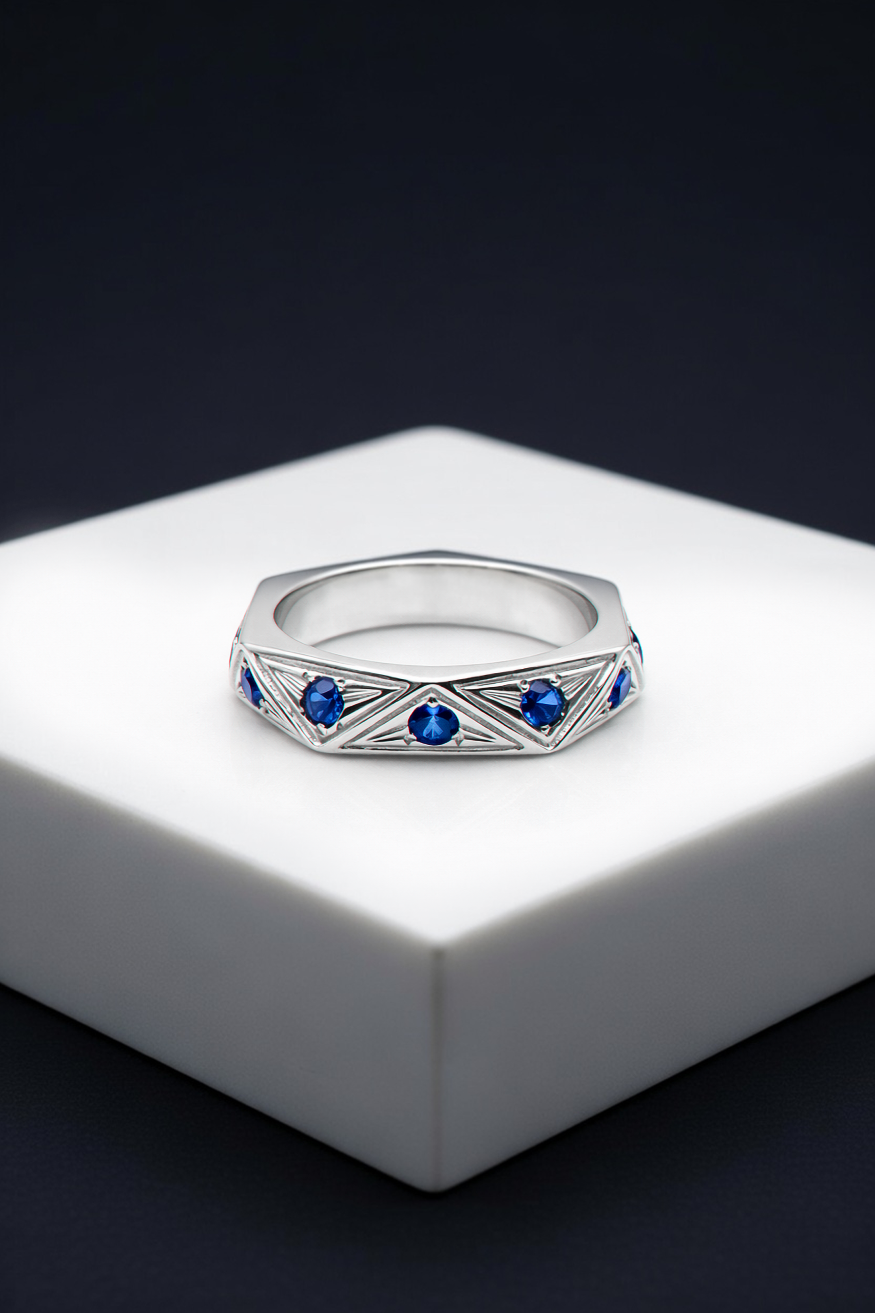 Bague en argent Eclat d'or avec un saphir bleu brillant, élégante bague fine sur un fond neutre.