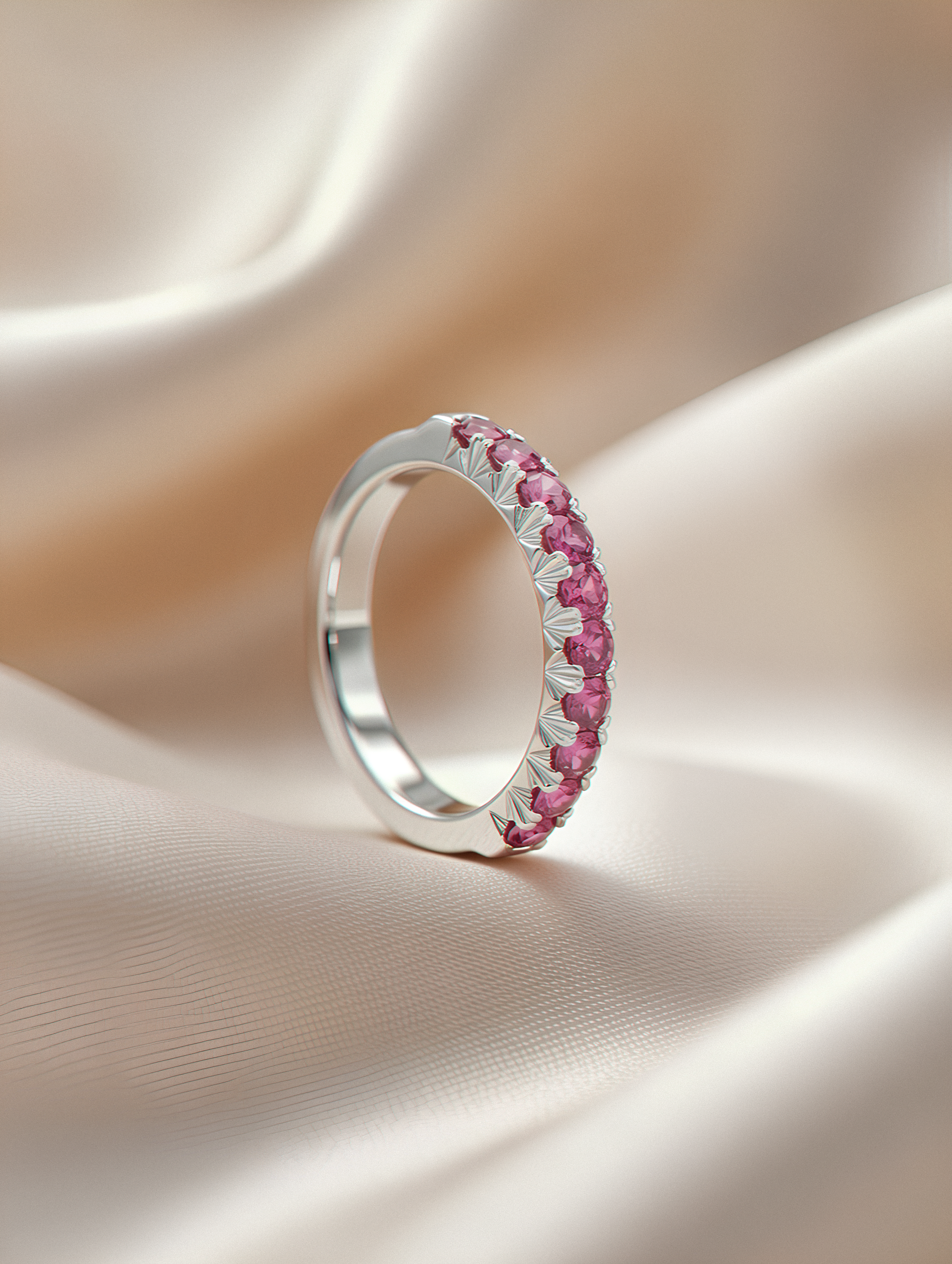 Bague en argent Eclat d'or avec demi-alliance ornée d'un saphir rose brillant, élégante et fine.
