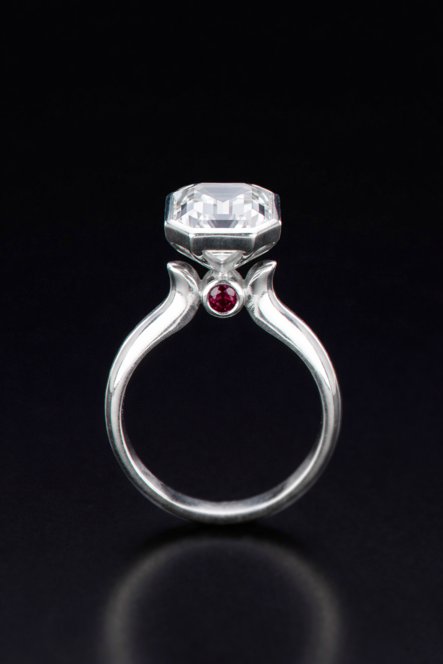 Bague en argent avec pierre de lune, bijou élégant de la marque Eclat d'or, montrant la pierre de lune brillamment sertie.