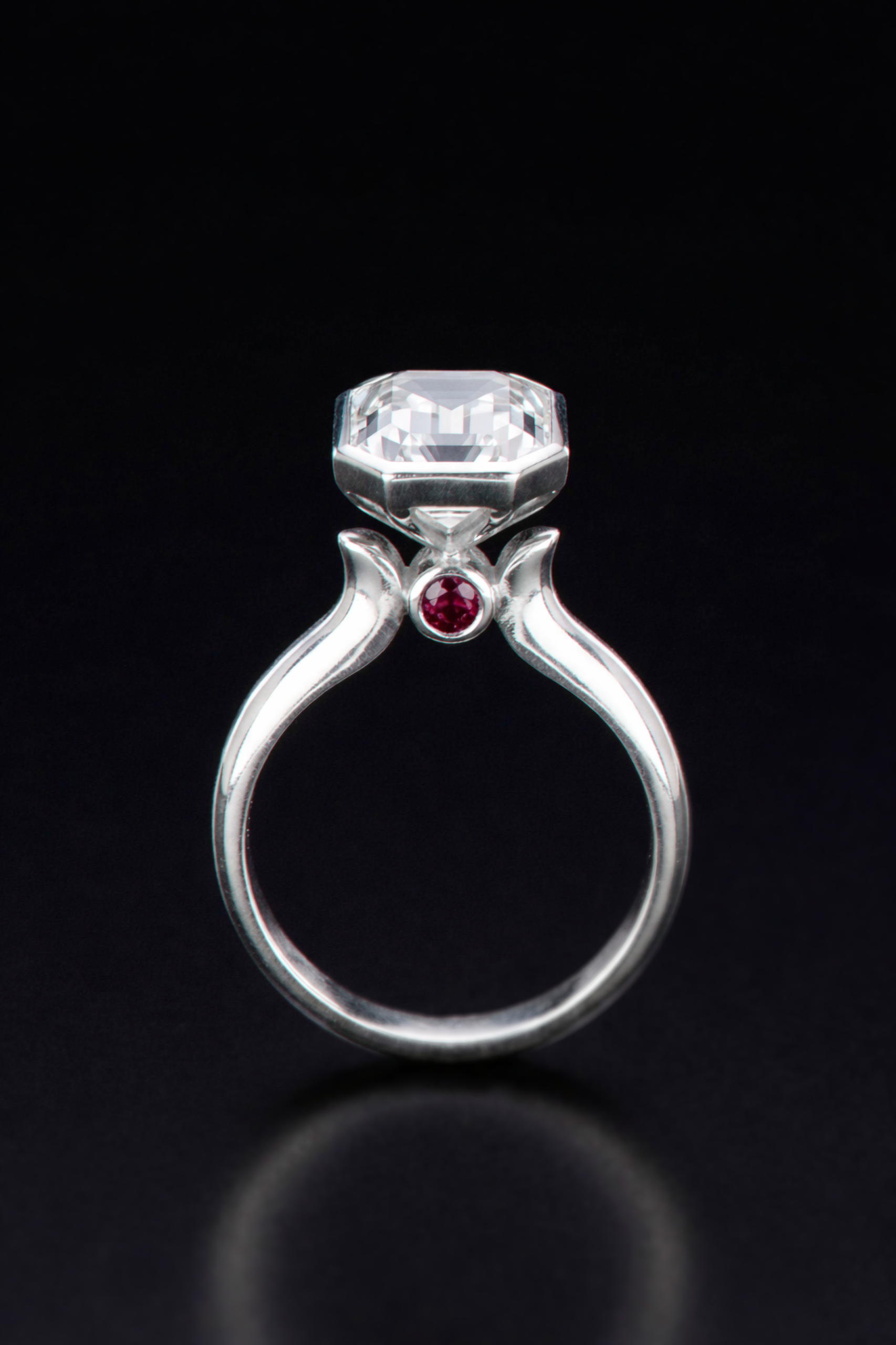 Bague en argent avec pierre de lune, bijou élégant de la marque Eclat d'or, montrant la pierre de lune brillamment sertie.
