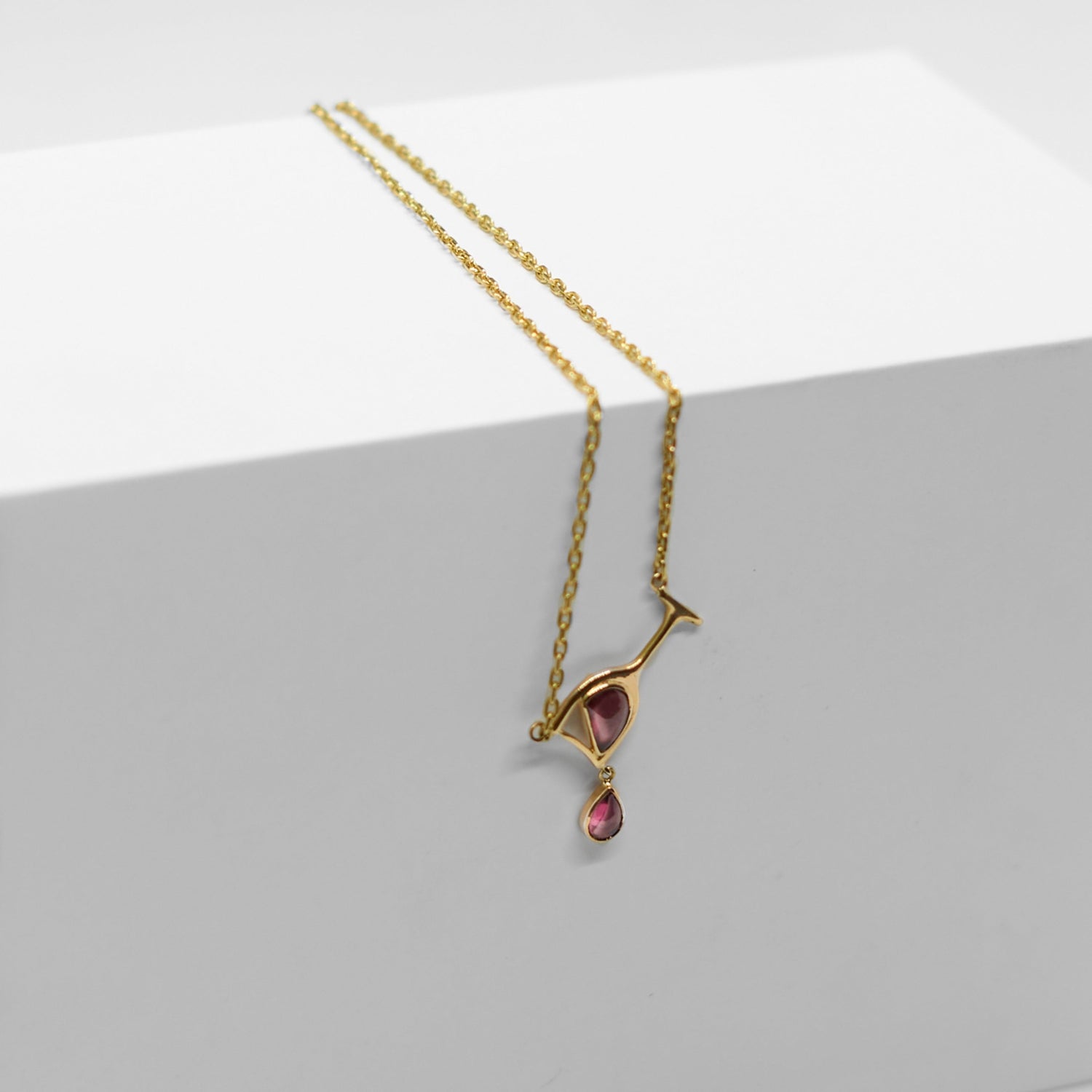 Collier en or 18 carats avec pendentif en verre à pied incrusté d’une pierre grenat Eclat d'or