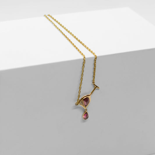 Collier en or 18 carats avec pendentif en verre à pied incrusté d’une pierre grenat Eclat d'or